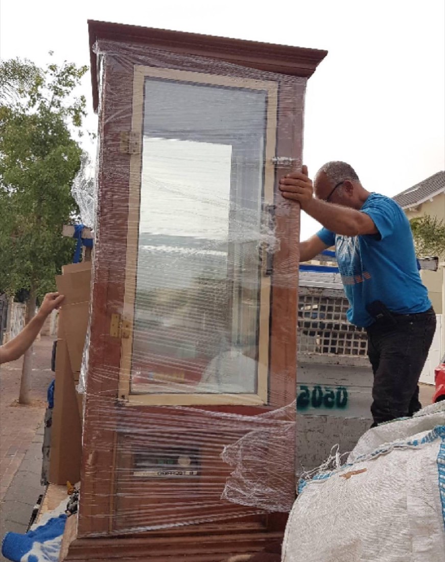 ארון זכוכית עתיק עטוף בניילון נצמד מוגן להובלה